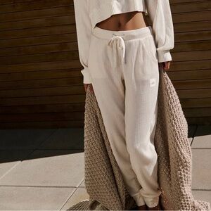 Alo Muse jogger ivory